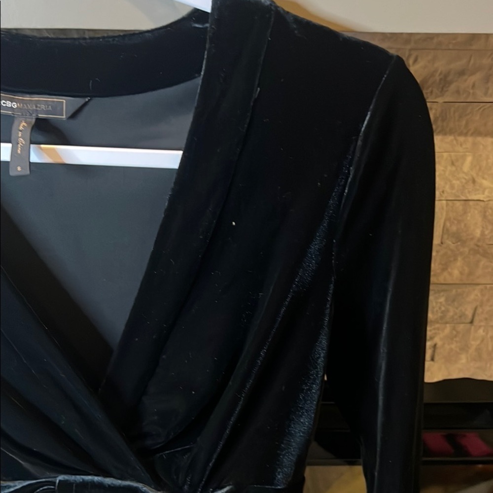 BCBGMaxAzria Black V-Neck Long Sleeve Velvet Cocktail Dress - Picture 5 of 11